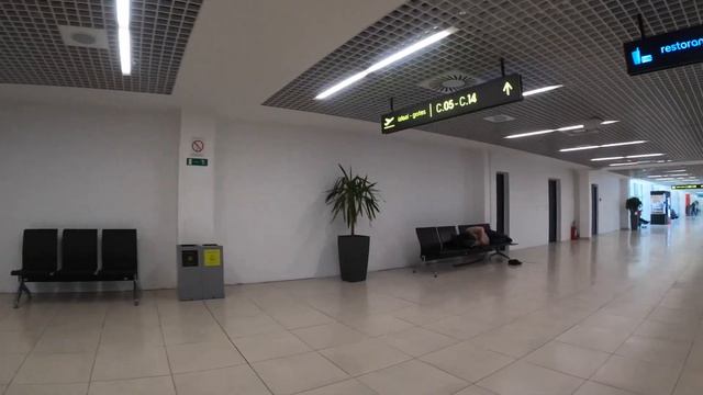 Belgrade Nikola Tesla Airport. Walking in the Terminal. смотреть онлайн