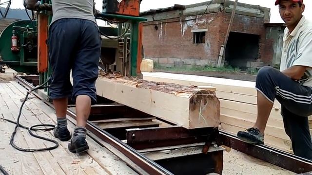 Рамщик и помощник на ленточной пилораме пилят лес на доску и брус Ленточная пилорама Алтай 900 смотреть онлайн