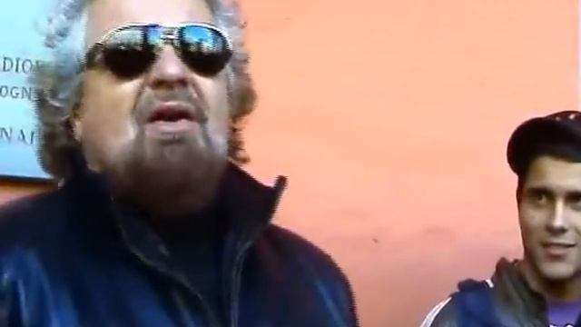 Beppe Grillo tifa per Obama (29.10.08 Bologna) смотреть онлайн