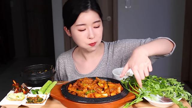 집밥 제육볶음 쌈밥 크게 쌈싸서 된장찌개 냉이무침 호로록 리얼사운드먹방/KOREAN HOME FOOD SPICY STIR-FRIED PORK Makanan rumah Mukban смотреть онлайн