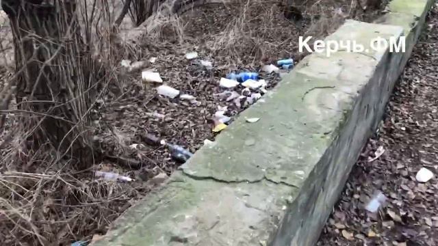 Склон у моря в Аршинцево завален мусором смотреть онлайн