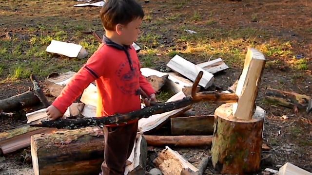 Мальчик пилит дрова хD смотреть онлайн