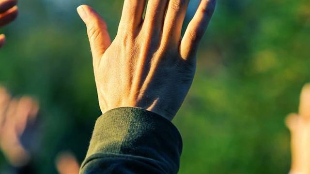 Бомж сыграл на пианино так, что выбросившая его семья потащили инструмент обратно смотреть онлайн