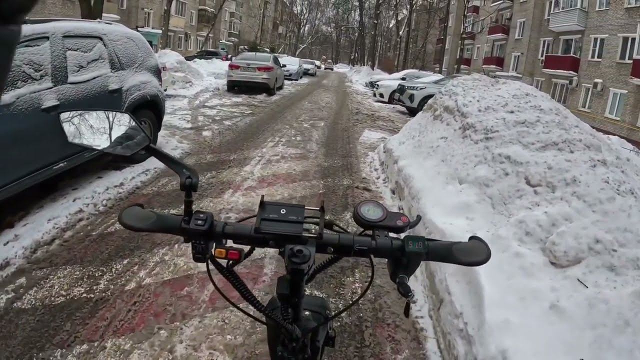 ЛУЧШИЙ электросамокат ДЛЯ езды ЗИМОЙ. Показываю на чем езжу каждый день зимой и летом. смотреть онлайн