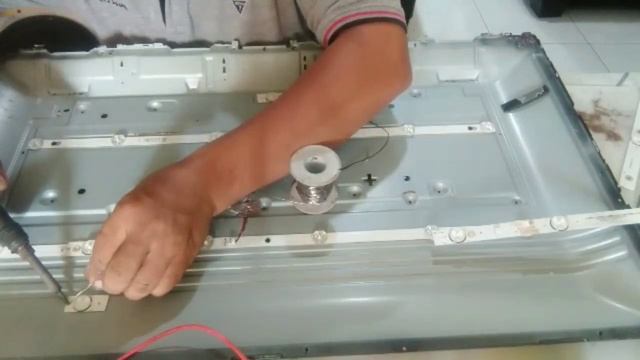 HOW TO REPAIR FLAT SCREEN TV BACKLIGHT PROBLEM (TCL) смотреть онлайн