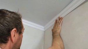 Как легко и быстро клеить ПОТОЛОЧНЫЙ ПЛИНТУС (багет) под углом 90°
