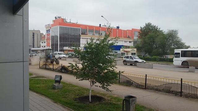 Так в Уральске подметают дороги пыль грязь и глина летит на тратуар смотреть онлайн