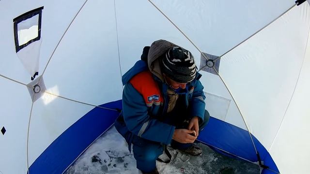 Зимняя рыбалка на окуня с подводной камерой. смотреть онлайн