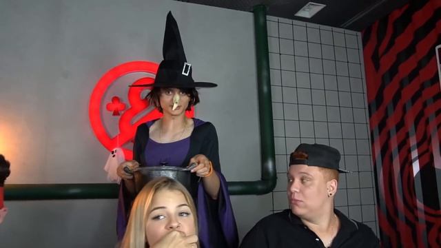 O ÚLTIMO A COMER A COMIDA DA BRUXA, VENCE! - Desafio (SEMANA DO HALLOWEEN ?) смотреть онлайн