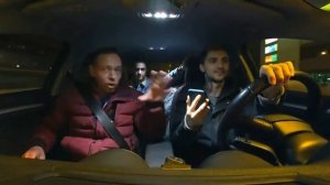 ПСИХИЧЕСКИ НЕНОРМАЛЬНЫЙ ПАССАЖИР РАЗМАХИВАЕТ КУЛАКАМИ В ТАКСИ