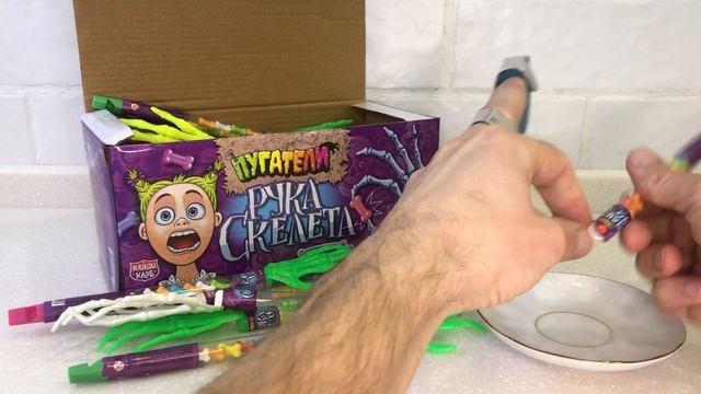 Сахарное драже ПУГАТЕЛИ РУКА СКЕЛЕТА (Блок 30шт по 4гр) Канди Клаб со вкусом тутти-фрутти смотреть онлайн