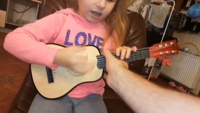 Жизнь незрячей девочки. Заболела. Веселая ночь. Авторская песня про лекарства смотреть онлайн