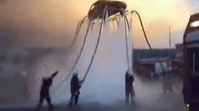 Пожарные поднимают тачку в небо напором воды смотреть онлайн