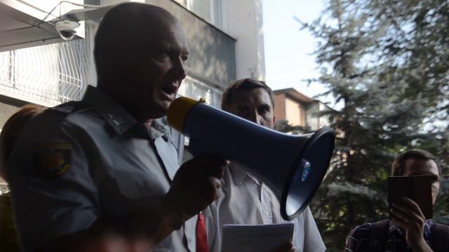 Комиссаров общается с митингующими смотреть онлайн
