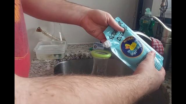 How to clean your bong (with Scrubber Duckys) смотреть онлайн
