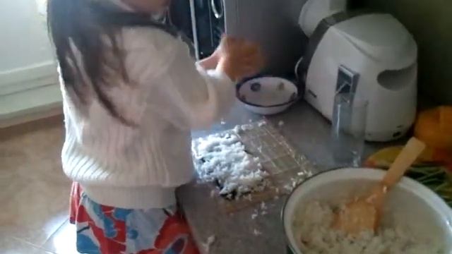 Готовим роллы с красной рыбой, крабовыми палочками, огурцами и рисом) смотреть онлайн