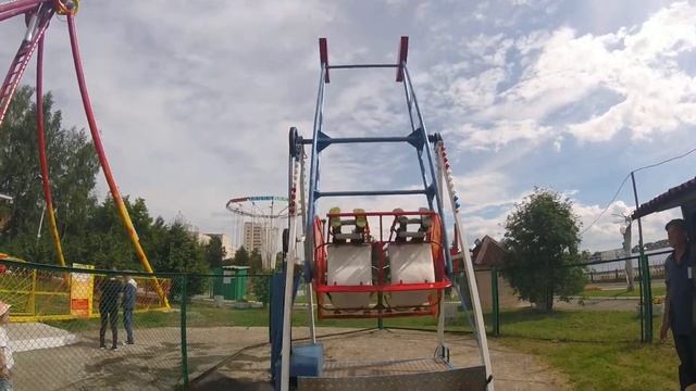 День отдыха, Саша и Влад на карусели смотреть онлайн