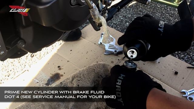 DUCATI MONSTER 796 | OBERON CLUTCH SLAVE CYLINDER INSTALL смотреть онлайн