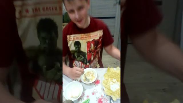 Приготовили супер вкусный салат из чипсов смотреть онлайн