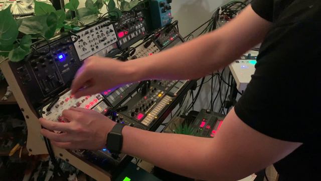 Using just Korg Volcas to make moody melodic techno | Volca Jam 04 смотреть онлайн