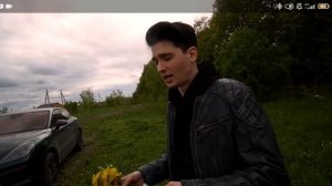 Макс и Кирилл спорят кому Аля оставила букет и записку .