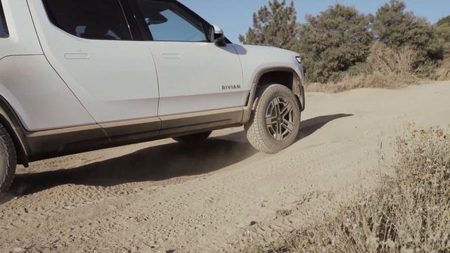 Off-Roading In My New RIVIAN R1T смотреть онлайн