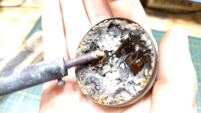 Самый ПРОСТОЙ и БЫСТРЫЙ способ залудить жало паяльника / Как залудить паяльник ? смотреть онлайн