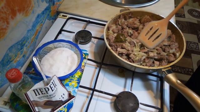 ВКУСНЫЙ УЖИН,ВИКТОР ЖАРИТ МЯСО. смотреть онлайн