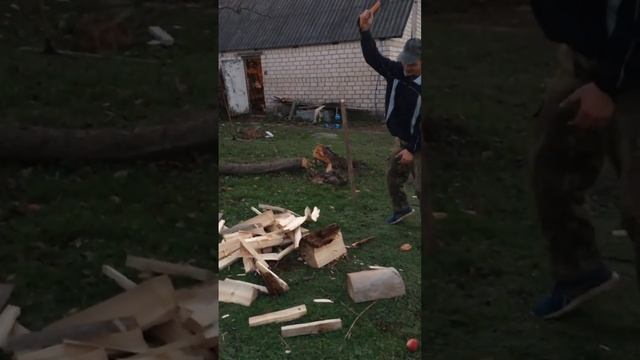 Топор-колун Fiskars X17 в работе ?? смотреть онлайн