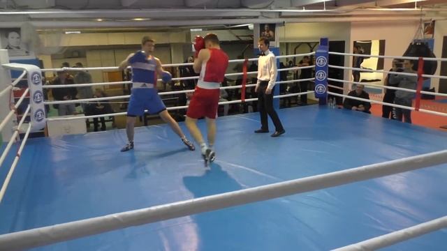 С третьим разрядом боксирует как КМС смотреть онлайн
