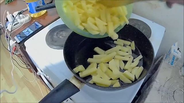 Самостоятельный мужчина. Жарим картошку с мясом под музыку смотреть онлайн