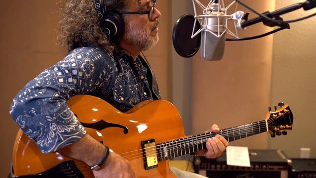 Richard Díaz De León Plays The Mary Tyler Moore Theme Love Is All Around