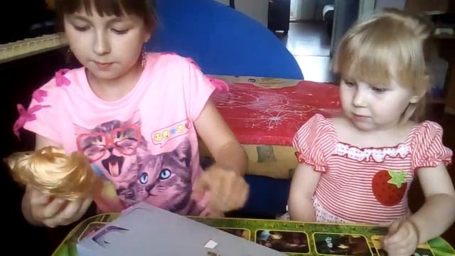 Аня и Юля открывают куклу Барби и ее дочку с самокатом смотреть онлайн