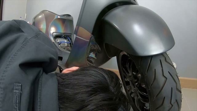 เปลี่ยนสีรถเวสป้าด้วยสติ๊กเกอร์ EP.1 New Vespa Sprint Wrap film.!! (full color change) смотреть онлайн
