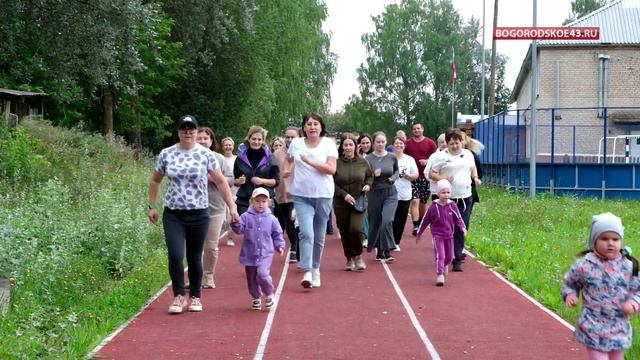 Зарядка на площадке! смотреть онлайн
