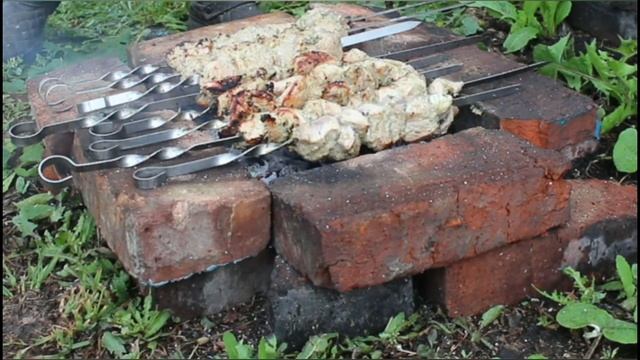 Жарим шашлыки на кирпичах смотреть онлайн