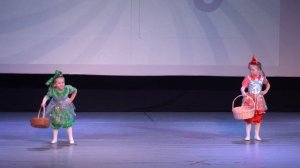 Смешной детский танец "Куклы". Танцуют маленькие дети на сцене в Сочи.