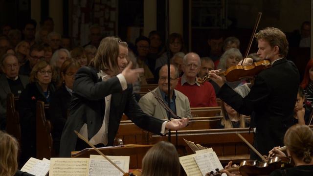 Elgar arr. Simon Baggs performed by Dominic Moore (violin) & SGCO conducted by Simon Baggs смотреть онлайн