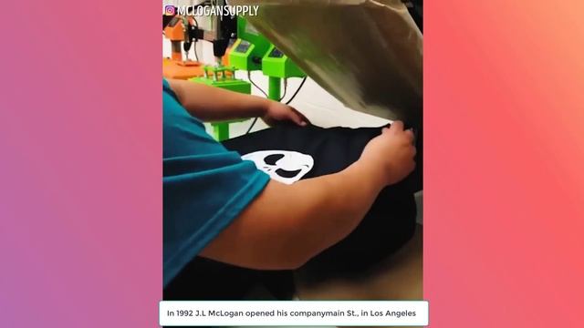 AN ODDLY SATISFYING COLORFUL PRINTMAKING PROCESS смотреть онлайн