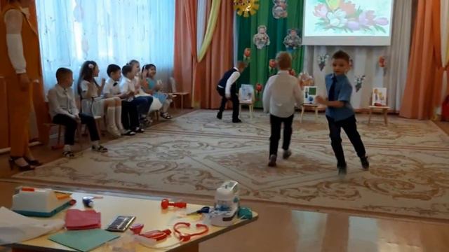 Игра "Женские профессии" (к 8 Марта) смотреть онлайн
