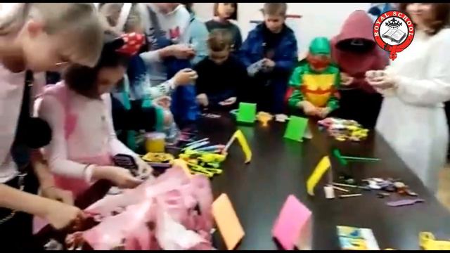Студенты и выпускники школы Royal School смотреть онлайн