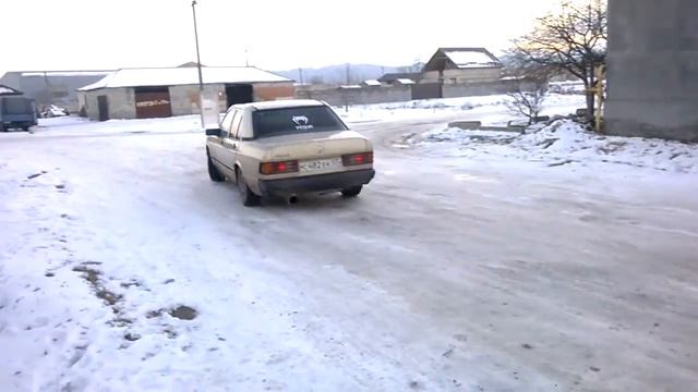 Мерседес 201 зима смотреть онлайн