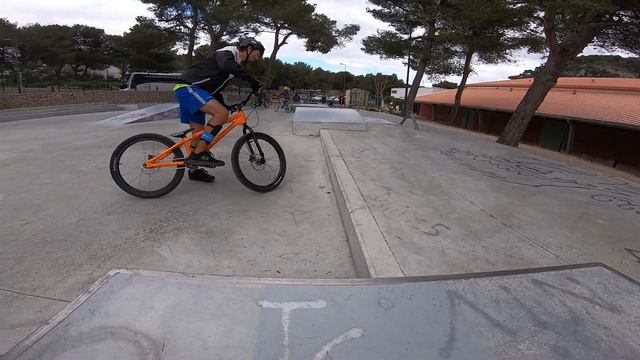 GAME OF BIKE ! STREET TRIAL VS BMX ! смотреть онлайн