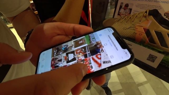 КУПИЛ бутсы МЕССИ с его АВТОГРАФОМ и подарил их другу. смотреть онлайн