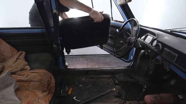 17 ЛЕТ в ГАРАЖЕ - ОТМЫВАЕМ Запорожец из под ДЕДА #ОТМЫЛИ смотреть онлайн