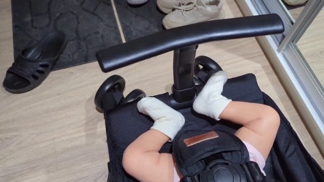 Приехала наша новая коляска. Компактная для путешествий. С крутым дизайном. смотреть онлайн