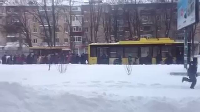 Полтавчане толкают застрявший в снегу троллейбус (Полтава, 2016.01.19) смотреть онлайн