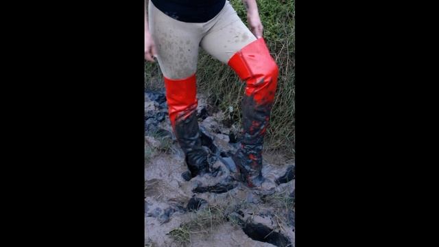 Лаковые ботфорты в грязи, воде и др. смотреть онлайн
