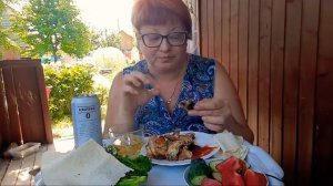 Мукбанг шашлык на мангале Курочка зелень овощи пиво.mp4
