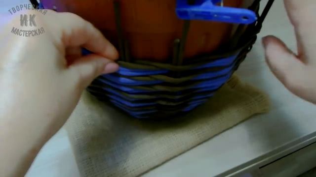 Корзинка с небольшой витой ручкой из газетных трубочек/ смотреть онлайн